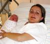 Miguel Ángel Manríquez y Nydia Cabrera, acompañados de su pequeña hija Michelle, nacida hace unos días.