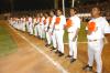 Los jinetes recorrieron el campo de juego montados en bellos ejemplares equinos ante el aplauso de los miles de aficionados que abarrotaron las gradas de este añejo escenario.