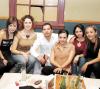 Marcela Pereyra, Georgina Gómez, Brenda Balboa, Fernando Jaime, Edna Monroy, Toño Sáenz, captados en un café de la localidad.