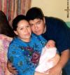 Miguel Ángel Manríquez y Nydia Cabrera, acompañados de su pequeña hija Michelle, nacida hace unos días.