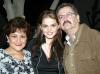 Marisol González en compañía de sus papás, Bertha Casas y Cornelio González, en la fiesta de cumpleaños que se le ofreció en días pasados.