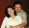 Cily Cisneros de Flores con su esposo Natanael Flores Castañón, en la fiesta de despedida que le ofrecieron por su próximo bebé.