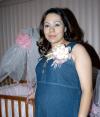 Gabriela de González recibió sinceras felicitaciones en la fiesta de regalos que le organizaron por el próximo nacimiento de su bebé.