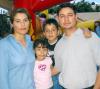 La pequeña Lourdes Mariana Moreno Santibáñez acompañada de sus padres en el festejo que le organizaron por su cumpleaños.