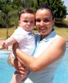 Angélica C. de Rosales con su hijito Carlos de diez meses de edad.