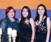 Adriana K. Ramírez Estrada con las organizadoras de su despedida de soltera, Carolina de Navarro y María Esther Estrada Vda. de Ramírez.