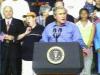 Convenientemente, la Casa Blanca había llevado al escenario a un grupo de padres y alumnos de colegios de la zona para completar el decorado, igual que ponen soldados cuando Bush actúa en cuarteles o colocan mineros detrás del presidente cuando el discurso es sobre política laboral. Justo al lado de Bush estaba, de pie, un niño de 12 años con camiseta mal abrochada y una gorra de béisbol descolorida. Y empezó el discurso