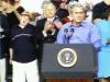 Cuando el presidente de Estados Unidos tiene que pronunciar un discurso en cualquier rincón del país, la Casa Blanca pone en marcha una serie de recursos narrativos y estéticos diseñados para dar trascendencia al acontecimiento, sea cual sea su envergadura real.