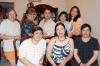 Carmen Stevane de la Cruz acompañada de sus hermanas, sus amigas e hijas en su fiesta de cumpleaños.