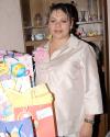Laura Iturriria de Arizpe recibió sinceras felicitaciones en la fiesta de regalos que se le ofreció en días pasados.