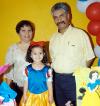 Sofía Espinoza Carillo junto a sus papás José Espinoza Silva y Mara Carrillo de Espinoza en la fiesta de cumpleaños que le organizaron.