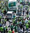 Ya pasaban las diez de la mañana y la orden fue clara, acelerar las unidades para llegar a tiempo a la mitad del recorrido, en Hipermart Independencia. Varios fueron los kilómetros los que abarcaban los vehículos, lo cual hizo que los agentes de Vialidad, optaran por cortar la megamarcha, para evitar embotellamientos.