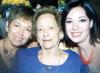 Ada Sonia Flores Rincón junto a su mamá, Sonia Rincón de Flores y su abuelita, Esperanza Castañeda Vda de Rincón, en su despedida de soltera