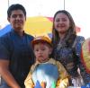 Christian Bustos Ramos acompañado de sus papás, Nelly Ramos de Bustos y Eduardo Bustos Rangel, en el convivio que le organizaron por su cumpleaños.