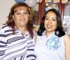 Claudia Ivón Quiebrera de Dena con la organizadora de su fiesta de regalos, María del Refujio Rivera Vda. de Acosta.