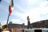 El primero en aparecer en la plancha del zócalo capitalino fue Martín Ricca, quien interpretó para la concurrencia temas como Instinto Básico y Enamorado.