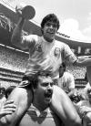 Maradona usando la playera del Boca Juniors, el equipo de sus amores