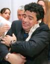 Maradona se muestra en esta foto de archivo tras su declaración por haber disparado y herido a un periodista a las afueras de su casa  ubicada en Mercedes a 100 kilómetros de Buenos Aires en 1994