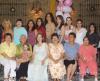  21 de abril  
 María del Carmen González de Aranda en compañia de algunas de las asistentes a la fiesta de canastilla que le ofrecieron en honor del bebë que espera.