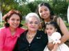 Celia Polendo de Santacruz celebró su cumpleaños en compañia de sus hijas, Hilda, Gina y Camila.