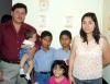 Mario Ruiz y Elizabeth, con los niños, Rubén, Mitchel, Gerardo y Antaeus.