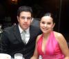 Miriam Soraya Mendoza Soto y Mario César Ramos López, captados en la despedida de solteros que les ofreció por su próximo matrimonio.
