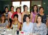  24 de abril  
 Yolanda Castañeda de Cartés con algunas de las asistentes a su fiesta de canastilla, celebrada en días pasados.