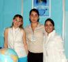 Yolanda Ochoa junto a sus hijas Fabiola y Perla  Esperanza, en el festejo que le ofrecieron por su cumpleaños.