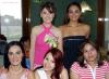 28 de abril 
En la despedida de Leonor Guerrero Martínez estuvieron presentes sus amigas, para la felicitarla por su cercana boda.