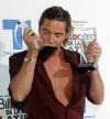 Juanes, ganador de cinco Premios Grammy 2003, recibió tres premios Billboard, uno como solista y dos junto con la canadiense Nelly Furtado.