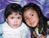Carla Andrea y Loreana Alejandra  Mendoza Reyes, en una fotografía por el Día del Niño, son hijas de los señores Felipe Mendoza y Lorena Reyes.
