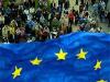 La bandera azul con estrellas, símbolo de la Unión Europea (UE), fue enarbolada en ocho paises del centro y este del continente que estuvieron durante décadas bajo el poder del comunismo ruso y en las dos islas mediterráneas de Chipre y Malta, que se unieron al bloque de naciones del oeste.
