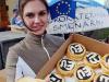 Este niño cerca de una playa, coloca sobre la arena las estrellas conmemorativas a la adhesión de los diez países a la UE.
Es solamente uno de los tantos niños que salieron a las calles con su padres a festejar.