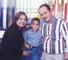 El pequeño Ricardo Rivera Flores con sus papás, Leticia de Rivera y Jesús Rivera Prince, en un festejo del día del Niño.
