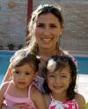  05 de mayo  
Mónica de Pérez, con sus hijas Maryfer y Paulina.