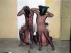 Una foto muestra prisioneros iraquíes, desnudos y encapuchados, apilados en una pirámide humana y uno de ellos con un insulto en inglés escrito en la piel. 


Las imágenes incluían la de un soldado británico orinando sobre un iraquí encapuchado y en cuclillas. 
 
Además los soldados estadounidenses amenazaban a los hombres de violación.