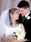 Sr. John Robert Domurat y Srita. Véronica Tostado Viesca contrajeron matrimonio religioso en la parroquia Los Ángeles el sábado 14 de febrero de 2004.