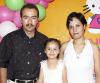 Jackeline Moreno Flores con sus papás, Eduardo Moreno y AMrgarita Flores de Moreno, en la fiesta que le organizaron por su tercer cumpleaños.