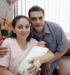Alejandra Ornelas y Ricardo Hernández, felices por el nacimiento de su hija Michell Hernández.