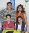 Jesús Andrés y Mariana Elizabeth junto a sus papás, en el convivio infantil que les organizaron por sus respectivos cumpleaños.
