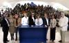 Las actrices Beart y Swinton, quienes llegaron juntas posan para la prensa.