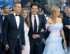Jennifer Aniston del brazo de su esposo Brad Pitt, a ambos se les veía radiantes y felices.
Pitt dijo: 'No hay manera de evitarlo', 'Los temas tocados por Homero parecen resonar igualmente hoy día'.