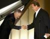 El Director Michael Bay (der) conoce al 'hombre roca', el actor Johnson 83