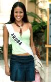 Miss México, Rosalva Luna (izq) y Miss Islas Caimán, Stacey-Ann Kelly (der) posan para la prensa en Ecuador, sede del concurso de belleza Miss Universo  2004.