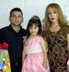 Karen Denisse Salinas Flores en compañia de sus papás, Jorge Luis y Zulma Karina Flores en su fiesta de cumpleaños.