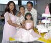Karen Denisse Salinas Flores en compañia de sus papás, Jorge Luis y Zulma Karina Flores en su fiesta de cumpleaños.