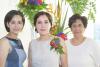 Dra. Lidia Berenice Chávez Soto con las anfitrionas de su despedida de soltera, su mamá Lidia Soto de Chávez y su hermana Doriam Chávez de Ortega.