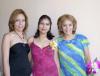 Isabel Ibarbol Figueroa con las anfitrionas de su despedida de soltera, Rosy Castañeda y Claudia Castañeda.