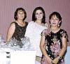  18 de mayo  
Marcela Arellano de Aldape en compañia de las organizadoras de su fiesta de regalos, Virginia Torres Vda. de Arellano y Yolanda Cabral de Aldape.