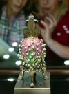 Una colección de joyas elaboradas por el célebre orfebre Peter Carl Fabergé para los zares y compradas recientemente en Occidente por un millonario ruso se inauguró en el museo del Kremlin en Rusia